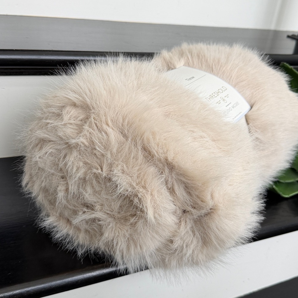 New w tags Studio McGee faux fur throw luxurious neutral - Picture 3 of 7